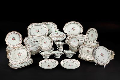 Servizio in porcellana “Compagnia delle Indie”. Cina, secolo XVIII Composto da 91 pezzi: una 