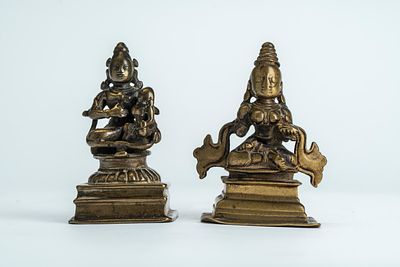 Due piccole sculture in ottone/bronzo una raffigurante Parvhati con il giovane Ganesha e 