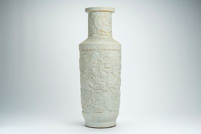 Grande vaso rouleau in porcellana bianca, decorato a rilievo con animali fantastici, nuvole e 