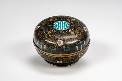 Scatola con coperchio in smalto cloisonn&eacute; di forma bombata. Cina, secolo XIX. Scatola con 