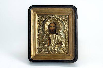 Icona su tavola raffigurante Cristo Pantocratore con riza in metallo dorato. Russia, XIX – 