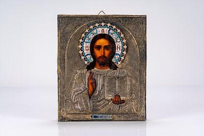 Icona a tempera su tavola raffigurante Cristo Pantocratore con riza in argento e smalti 