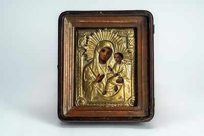 Icona su tavola raffigurante la Madre di Dio Odighitria con riza in metallo dorato. Russia, XIX 