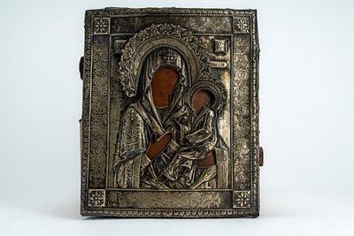Icona su tavola raffigurante la Madre di Dio Odighitria con riza in argento. Russia 