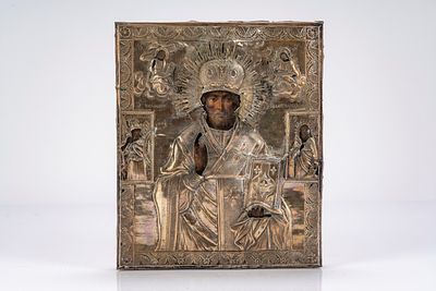 Icona su tavola con riza in argento raffigurante san Nicola tra santi. Russia, XIX secolo cm 26 