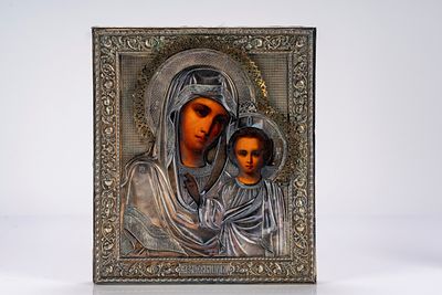 Icona su tavola con riza in argento raffigurante la Vergine di Kazan. Russia, 1908–1926 cm 