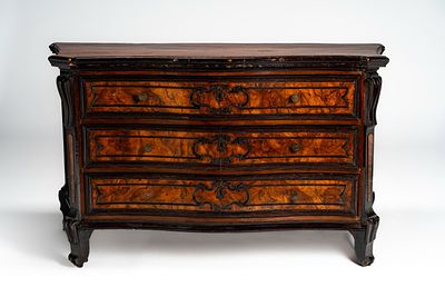 Antico cassettone lombardo lastronato in noce e radica di noce con fronte mosso a tre cassetti 