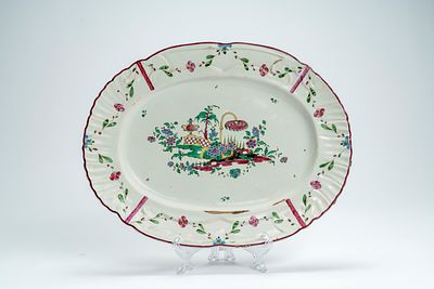 Vassoio ovale in maiolica con decoro “a giardinetto”. Manifattura P. Antonibon–Baccin, Nove 