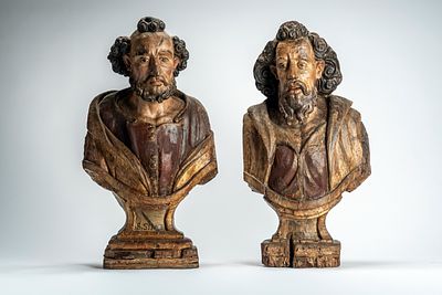 Due busti su basi a plinto in legno intagliato e dipinto raffiguranti San Filippo e San Simone 