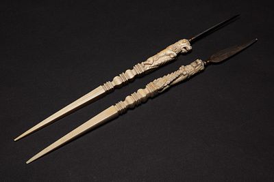 ☼ Un coltellino e un raschino da scriba con lame in acciaio con tracce di doratura alle basi 