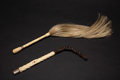 ☼ Lotto composto da un frustino in crine di cavallo con impugnatura in avorio intagliato 