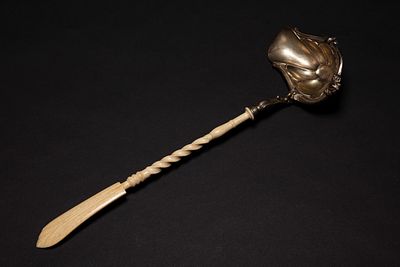 ☼ Mestolo per il punch in metallo argentato con manico in avorio tornito e intagliato a 