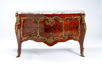 Commode di gusto francese Luigi XV di forma mossa e bombata impiallacciata e intarsiata a 