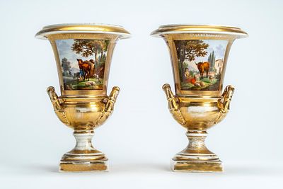Coppia di vasi biansati ad anfora in porcellana a fondo oro e bordeaux con scene agresti 