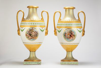 Coppia di grandi vasi biansati in porcellana con corpo ad anfora e piede a calice su base 