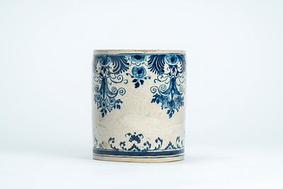 Cachepot in maiolica con decoro in blu cobalto alla Berain. Liguria, secolo XVIII h cm 15,5; d 