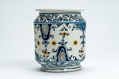 Albarello in maiolica a gran fuoco con decoro alla Berain. Fornace Luigi Levantino, Savona 