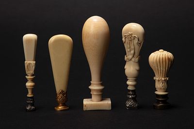 ☼ Cinque sigilli in avorio e metallo cesellato. Secolo XIX h max cm 10 con manici torniti ed 