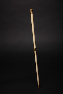 ☼ Bacchetta da direttore d'orchestra in avorio con pomello e puntale in metallo dorato 