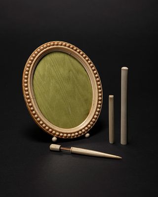 ☼ Lotto in avorio composto da una cornice portafoto di forma ovale a bordo perlinato, due 