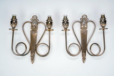 Coppia di appliques a due luci in argento 925. Milano, Faraone, secolo XX h cm 29; g 1468 