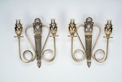 Coppia di appliques a due luci in argento. Secolo XX h cm 25; g 1220 sostegno a colonna 