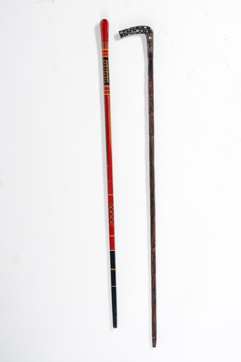 Due bastoni da passeggio. Secolo XIX - Due bastoni da passeggio. Secolo XIX 
cm 90; cm 87,5 
Uno 