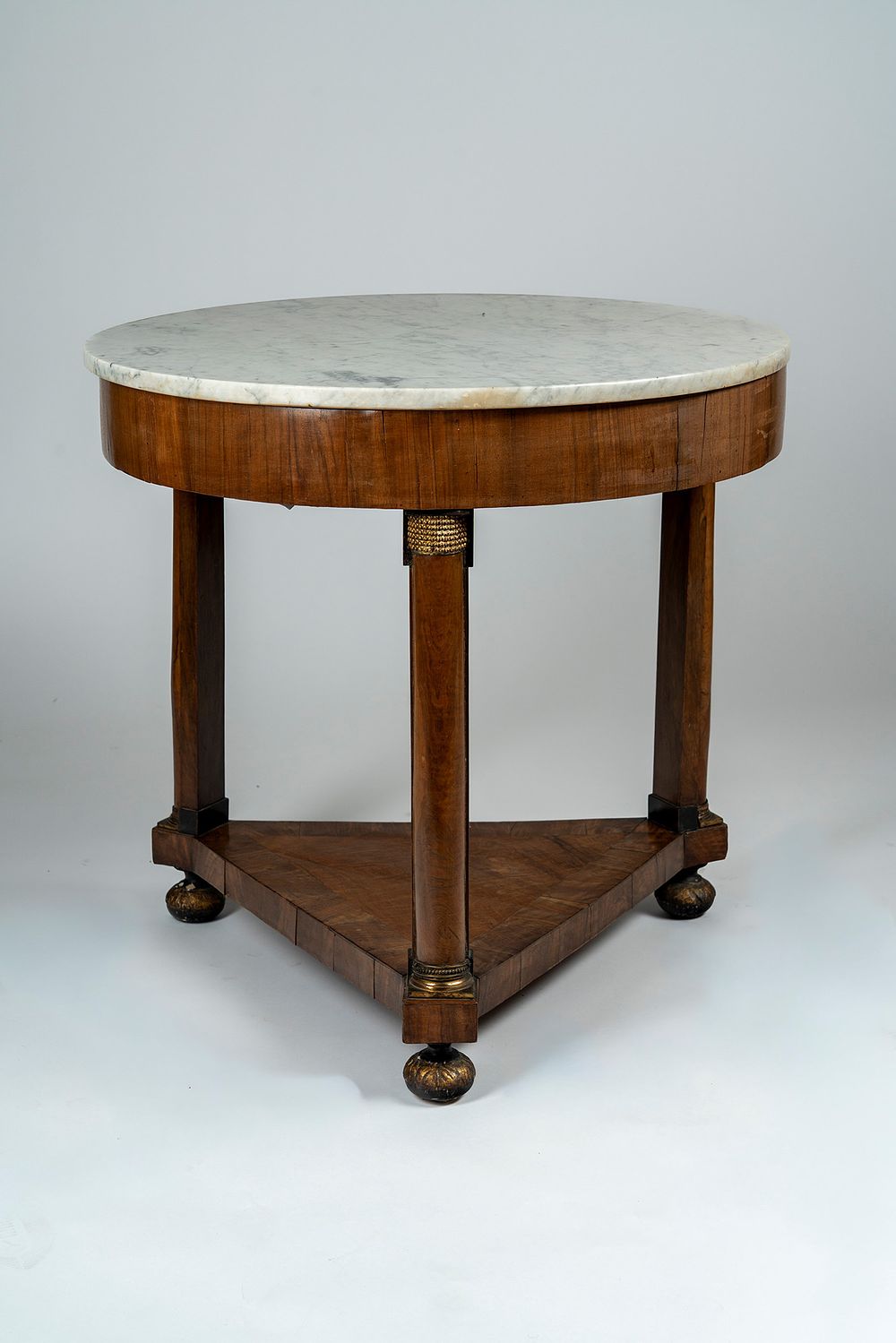 Tavolino lastronato in noce con piano in marmo bianco. Secolo XIX - Tavolino lastronato in noce 