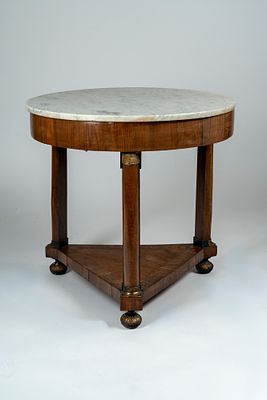 Tavolino lastronato in noce con piano in marmo bianco. Secolo XIX - Tavolino lastronato in noce 