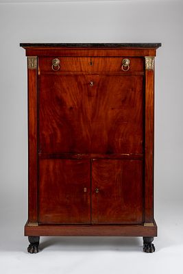 Secretaire lastronato in piuma di mogano con piano in marmo. Secolo XIX - Secretaire lastronato in 