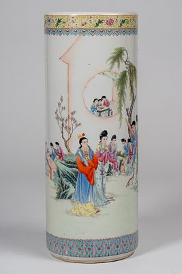 Vaso in porcellana decorata in policromia a figure in paesaggio. Cina, secolo XX - Vaso in 