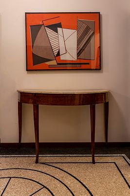 Console demi-lune lastronata con alte gambe mosse e piano in marmo bianco. Secolo XIX - Console 