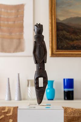 Tiv, Nigeria - Scultura - Tiv, Nigeria - Scultura 57 &times; 10 &times; 10 cm in legno a densa patina nera. 