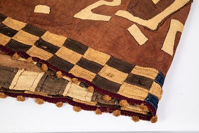 Showa, Congo - Lungo tessuto di rafia su fondo scuro rosa - Showa, Congo - Lungo tessuto di rafia 