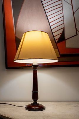 Lampada da tavolo con fusto a colonna e base circolare in metallo decorato a finto legno - Lampada 