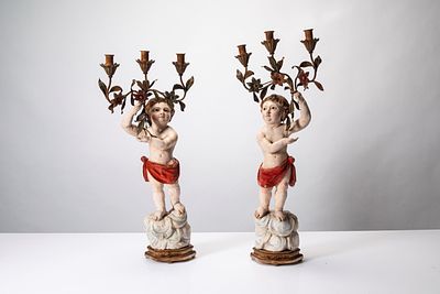 Coppia di angeli reggi torcia in legno intagliato e dipinto. Secolo XVII-XVIII cm 85x30x28 