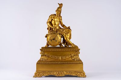 Pendola da appoggio in bronzo dorato. Francia, secolo XIX. cm 68 x 44 x 18 Base a plinto su 