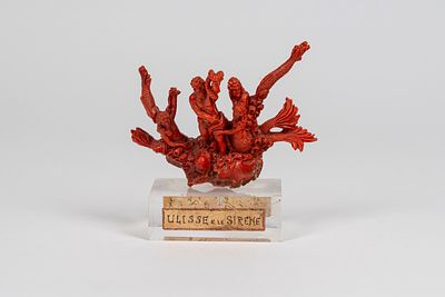 Scultura in corallo rosso riccamente intagliato raffigurante Ulisse e due sirene in un fondale 