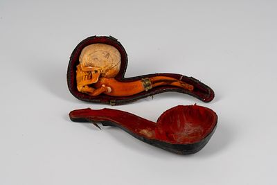 Pipa in schiuma di mare intagliata a forma di teschio entro custodia sagomata. Secolo XIX l cm 