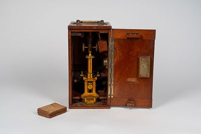 Microscopio in cassetta. F. Koristka, Milano. XX secolo cm 33,5x16,8x18,8 n. 3931n. 3931