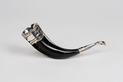 Corno da parata con ghiere in argento inciso a motivi floreali, Russia URSS cm 25 estremit&agrave; 