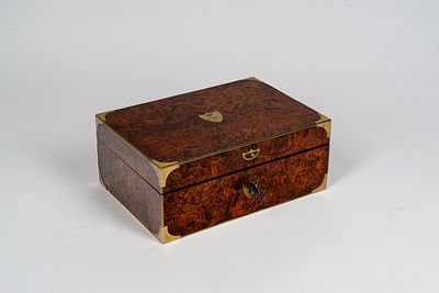 Grande necessaire da viaggio entro scatola lastronata con inserti in ottone. Francia, inizio 