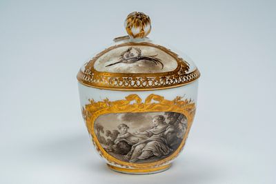 Raffinata cremiera con coperchio in porcellana decorata con riserva in grisaille e oro. 