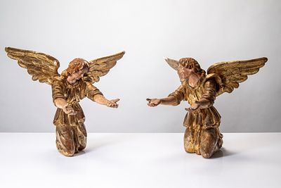 Coppia di angeli genuflessi in legno intagliato e dorato. Secolo XVIII cm 55x65x55 Difetti 