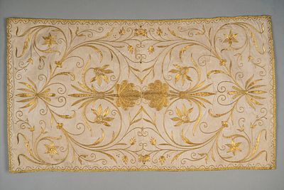 Due paramenti liturgici decorati con filo dorato a motivi floreali cm 86x50 ciascuno piccoli 