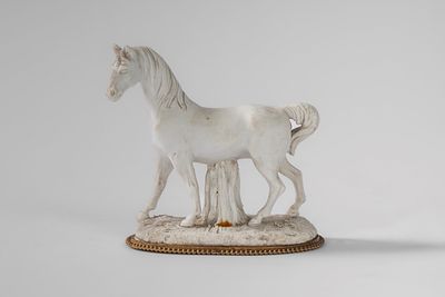 Cavallo su base ovale a zolla in biscuit. S&egrave;vres, 1770 circa. Cavallo su base ovale a 