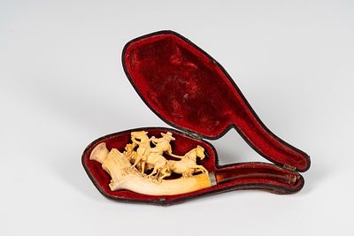 Pipa in schiuma di mare intagliata raffigurante un uomo con cappello che doma due cavalli. 