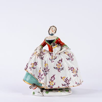 Figura in porcellana policroma raffigurante dama dell’Ordine del Carlino. Probabile manifattura 