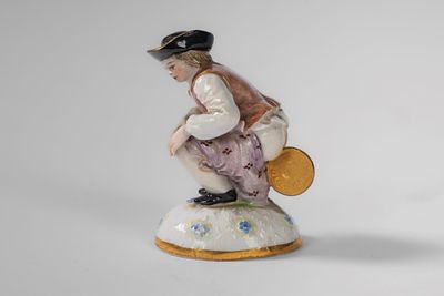 Figura satirica raffigurante "Dukatenschei&szlig;er" in porcellana policroma. Meissen 