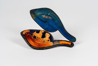 Pipa in schiuma di mare intagliata raffigurante scena di caccia. Secolo XIX l cm 17,5; h cm 6 